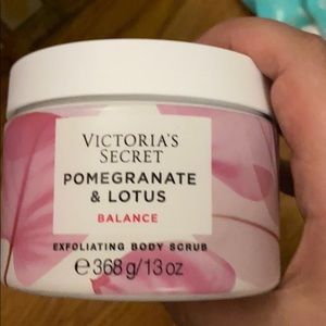 VS POMEGRANATE AND LOTUS BODY SCRUB